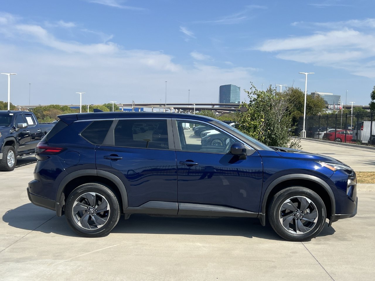 Used 2024 Nissan Rogue SV FWD image 3