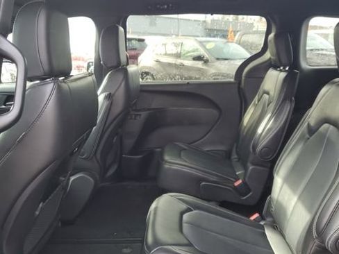 Certified 2025 Chrysler Pacifica Select image 25