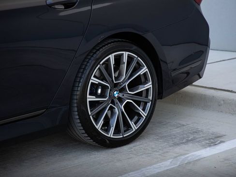 Used 2020 BMW 740i xDrive w/ M Sport Package AWD/4WD image 7