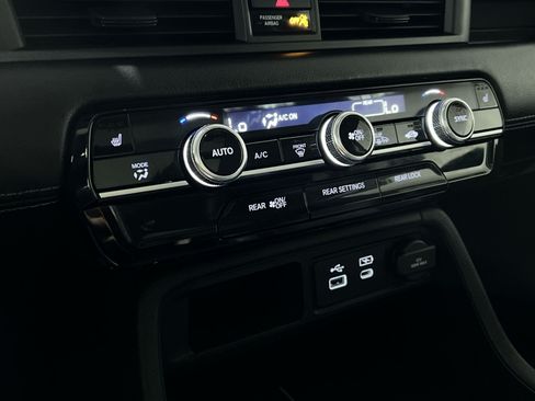 Used 2025 Honda Pilot Touring image 25