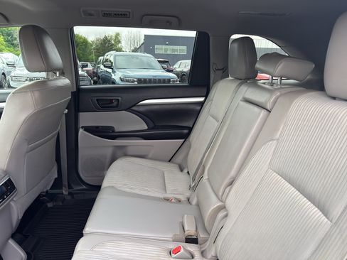 Used 2019 Toyota Highlander Plus AWD/4WD image 32