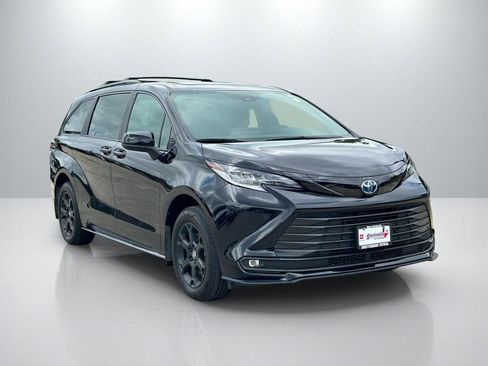 Used 2025 Toyota Sienna XLE Woodland Edition image 3
