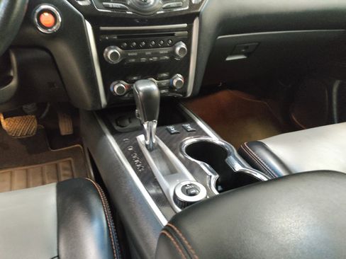 Used 2020 Nissan Pathfinder SL AWD/4WD image 26