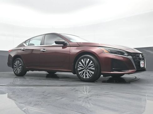 Used 2024 Nissan Altima 2.5 SV AWD/4WD image 32