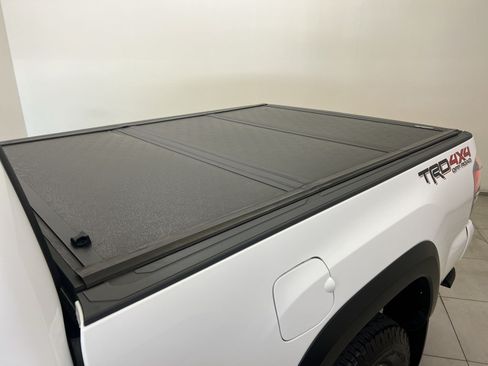 Used 2022 Toyota Tacoma TRD Off-Road w/ TRD Premium Off Road Package AWD/4WD image 39