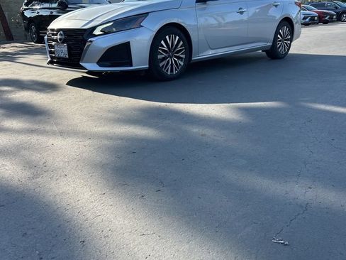 Used 2025 Nissan Altima 2.5 SV FWD image 1