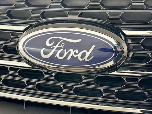 Certified 2021 Ford Explorer XLT w/ Equipment Group 202A image 24