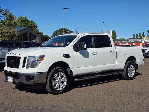 Used 2019 Nissan Titan SV w/ SV Convenience Package image 1