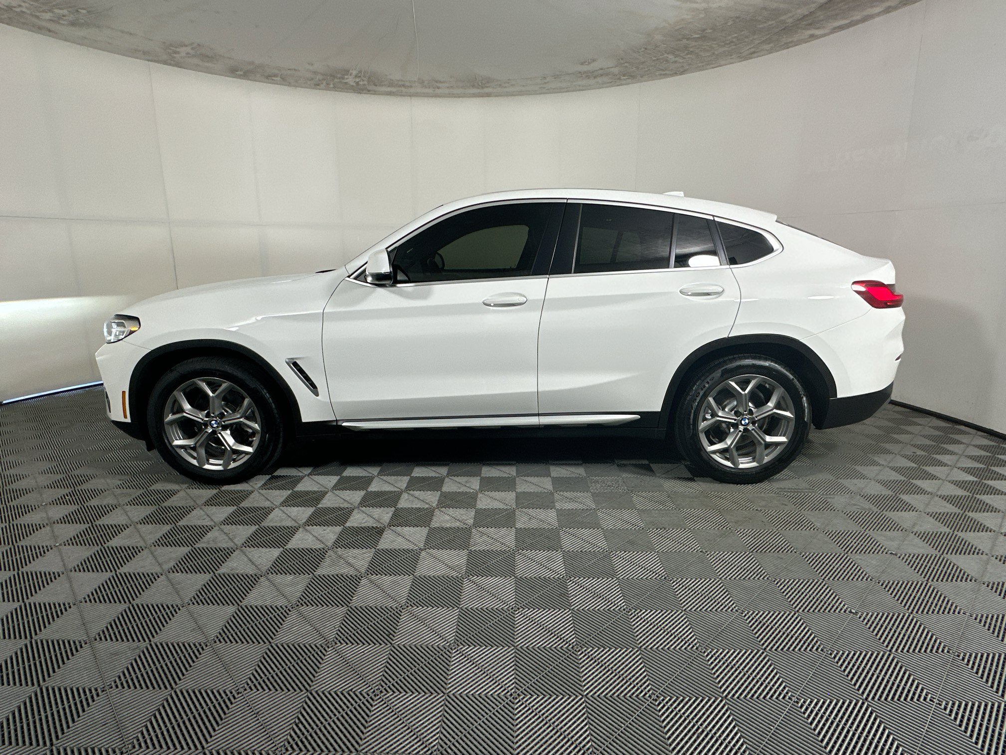 Used 2023 BMW X4 xDrive30i w/ Convenience Package AWD/4WD image 6