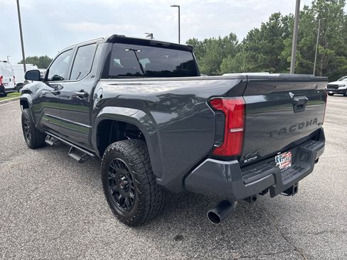 Used 2025 Toyota Tacoma SR5 AWD/4WD image 5
