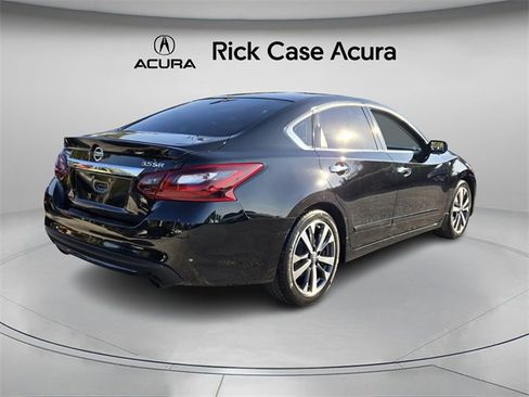 Used 2017 Nissan Altima 3.5 SR w/ Interior Lighting Package image 8