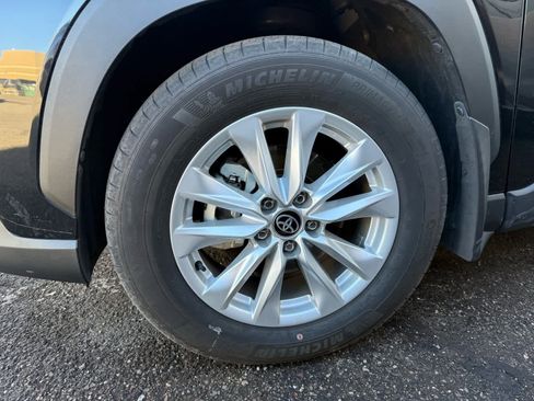 Used 2024 Toyota Corolla Cross LE image 6