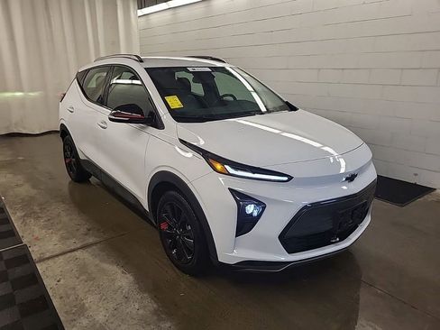 Used 2023 Chevrolet Bolt EUV LT w/ Convenience Package FWD image 3