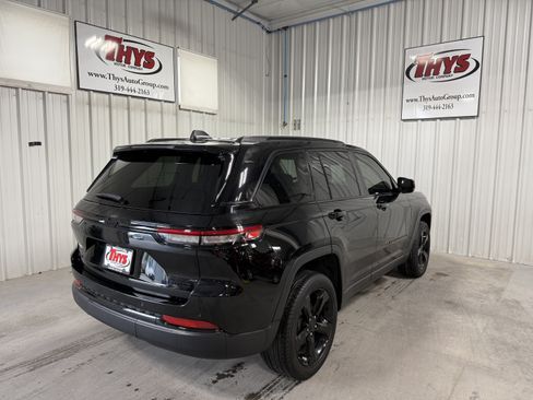 Used 2023 Jeep Grand Cherokee Limited w/ Black Appearance Package AWD/4WD image 3