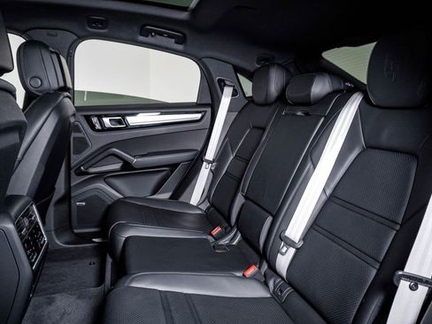 Certified 2023 Porsche Cayenne S AWD/4WD image 17
