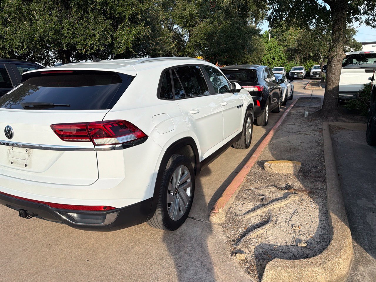 Used 2020 Volkswagen Atlas Cross Sport SE FWD image 3