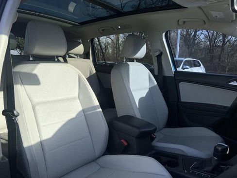 Used 2019 Volkswagen Tiguan SE w/ Panoramic Sunroof Package image 28