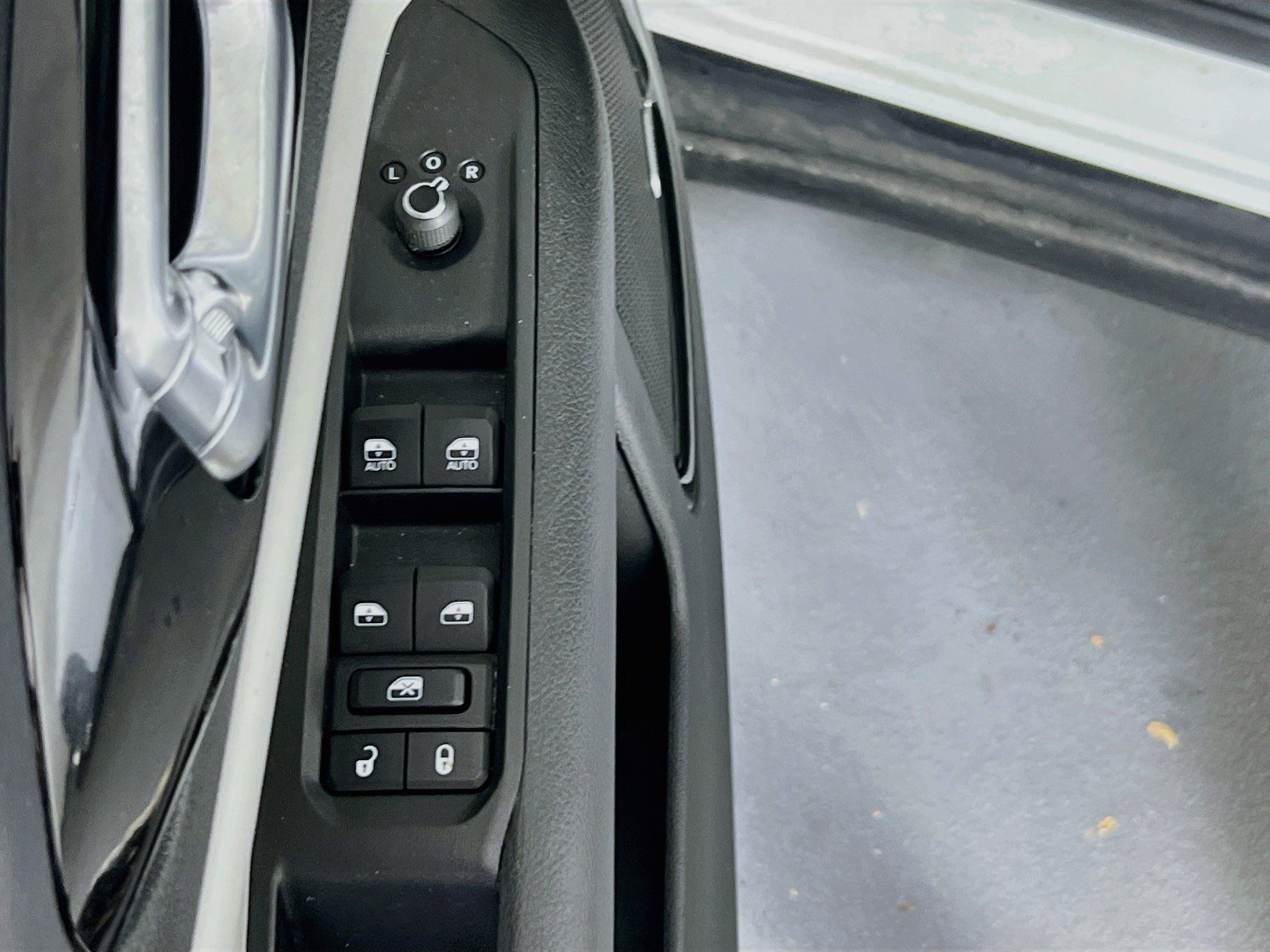 Used 2023 Jeep Compass Limited w/ Sun and Sound Group AWD/4WD image 17