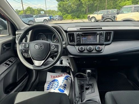 Used 2018 Toyota RAV4 LE FWD image 18
