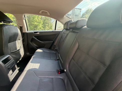 Used 2012 Volkswagen Jetta SE FWD image 16