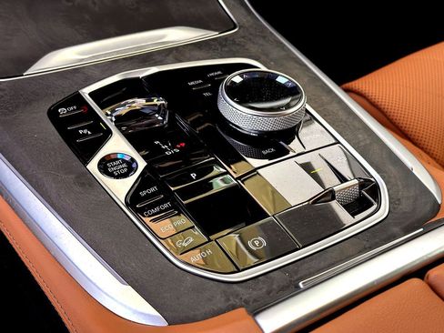 Certified 2025 BMW X7 xDrive40i w/ Premium Package image 17