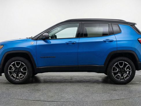 Used 2025 Jeep Compass Trailhawk AWD/4WD image 5