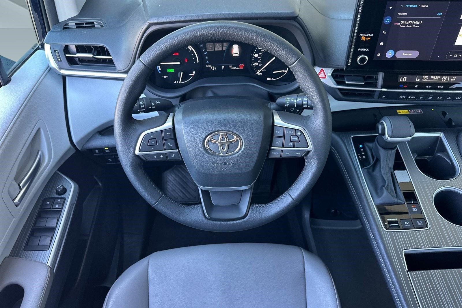 Used 2026 Toyota Sienna XLE FWD image 30