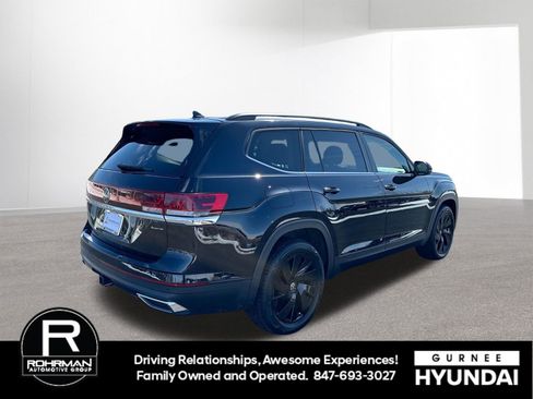 Used 2024 Volkswagen Atlas SE w/ Black Wheel Package image 10