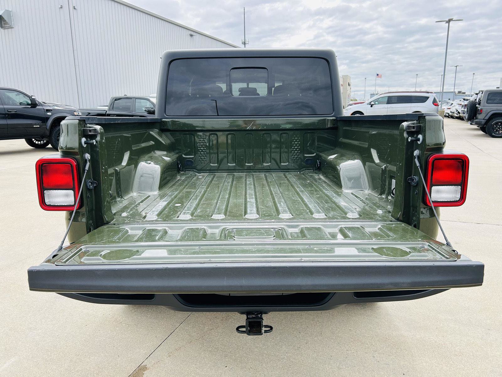 Used 2023 Jeep Gladiator Sport AWD/4WD image 23