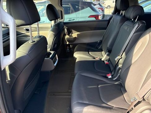Used 2025 Kia Carnival EX FWD image 7