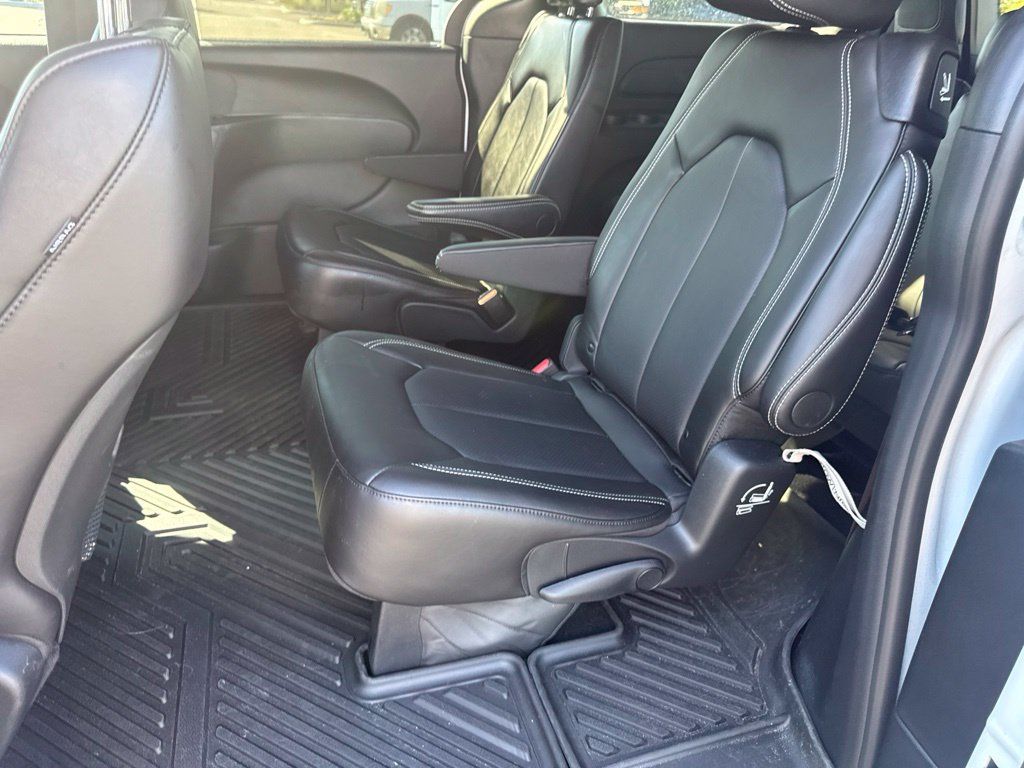 Used 2026 Chrysler Pacifica Select FWD image 12
