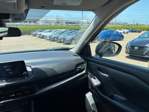 Used 2025 Nissan Rogue SV AWD/4WD image 37