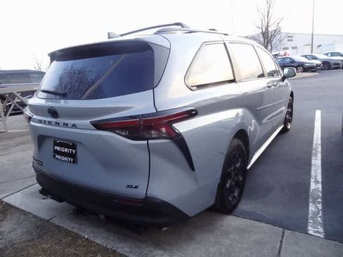 Used 2025 Toyota Sienna XLE Woodland Edition image 6
