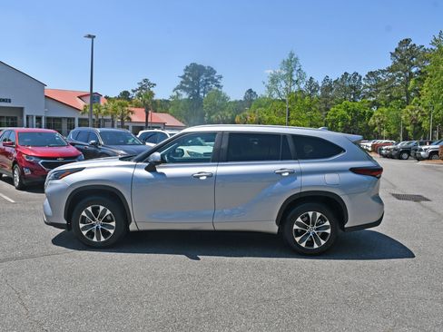 Certified 2025 Toyota Highlander XLE image 2