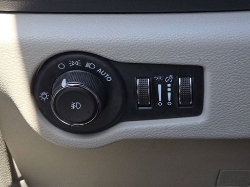 Used 2023 Chrysler Pacifica Touring-L FWD image 23