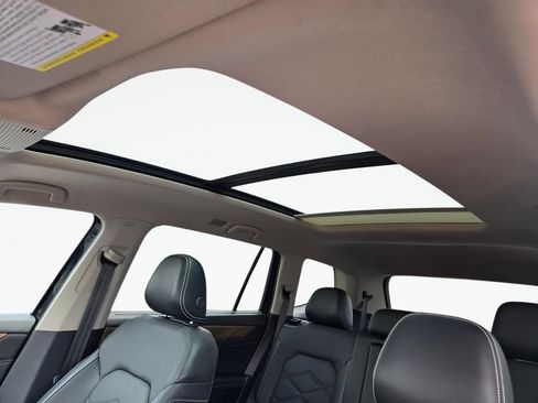 Used 2024 Volkswagen Atlas SE w/ Panoramic Sunroof Package FWD image 17