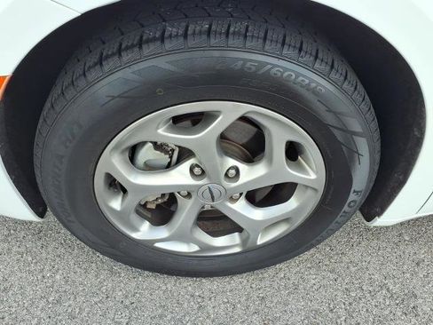 Used 2022 Chrysler Pacifica Limited FWD image 5
