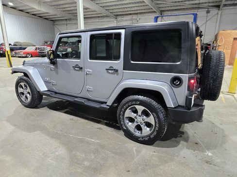 Used 2017 Jeep Wrangler Unlimited Sahara w/ Connectivity Group image 8