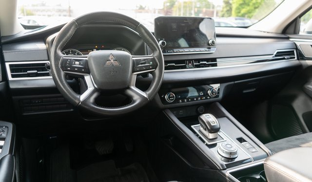 Used 2023 Mitsubishi Outlander SE AWD/4WD image 14