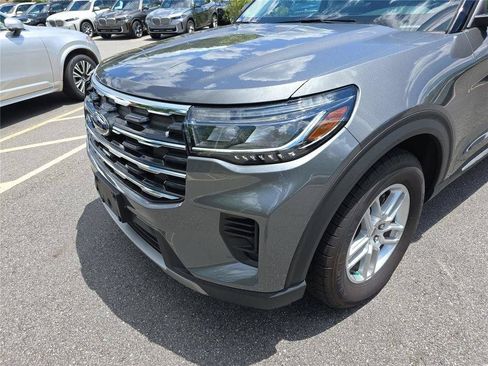 Used 2025 Ford Explorer Active AWD/4WD image 9