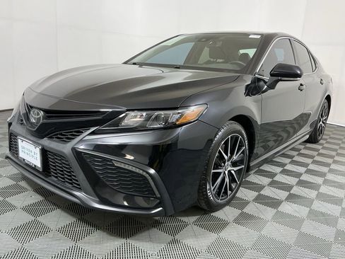 Used 2022 Toyota Camry SE image 2