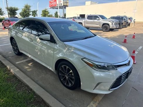 Used 2018 Toyota Avalon XLE FWD image 2