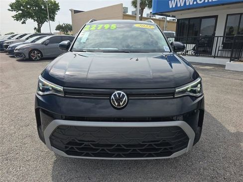 Used 2025 Volkswagen Taos SE FWD image 2