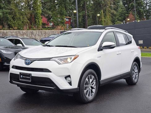Used 2018 Toyota RAV4 XLE image 7