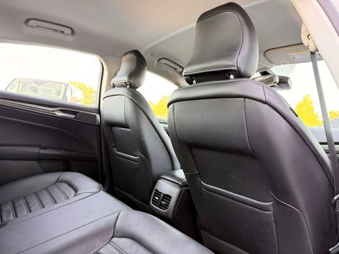 Used 2018 Ford Fusion SE w/ Equipment Group 602A FWD image 19
