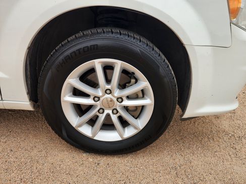 Used 2019 Dodge Grand Caravan SXT FWD image 10