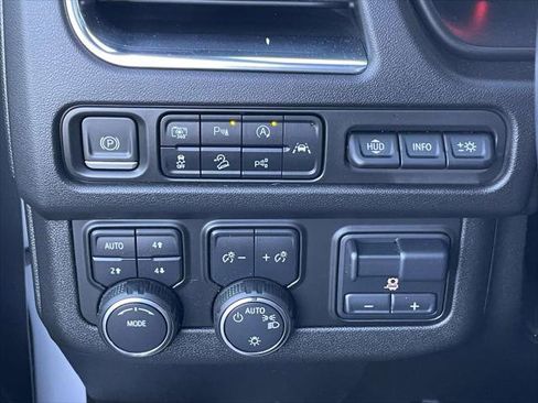 Used 2023 Chevrolet Suburban Premier w/ Advanced Technology Package image 18