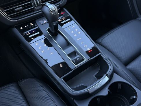 Used 2025 Porsche Macan image 22