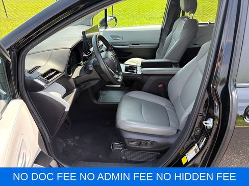 Used 2025 Toyota Sienna XLE FWD image 11