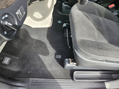 Used 2019 Dodge Grand Caravan SE w/ UConnect Hands-Free Group image 14